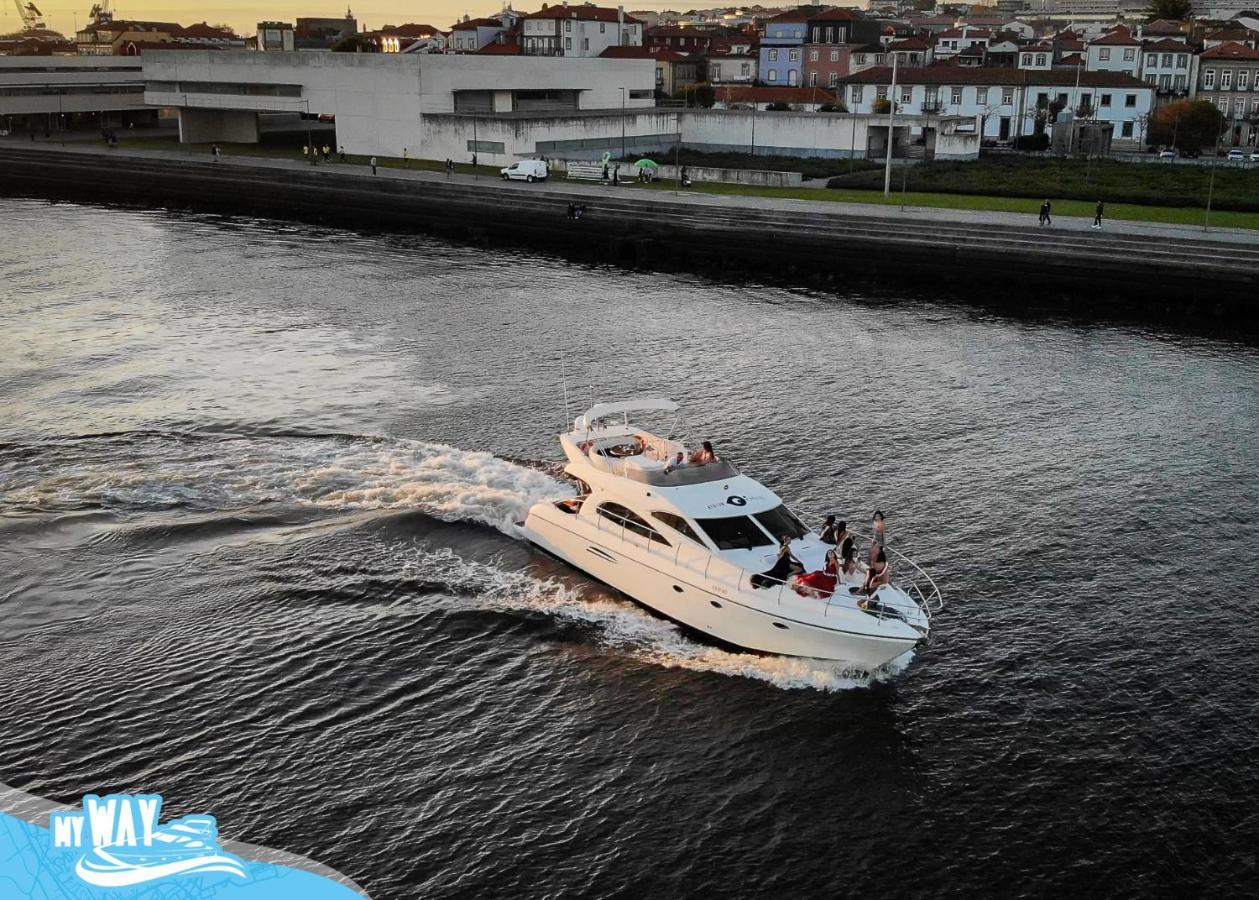 Barco No Coracao Da Cidade - Iate De 5 Estrelas 维亚纳堡 外观 照片